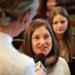 W DŚT odbył się finał akcji Choinka pod choinkę 2013. Mama Natalii Ziółkowskiej, stypendystka w tle. / Wojciech Habdas / Radio Kielce