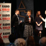 W DŚT odbył się finał akcji Choinka pod choinkę 2013. Wraz z dziennikarzami Radia Kielce na zdjęciu Jolanta Mindewicz i Agnieszka Migoń ze Stowarzyszenia Świętokrzyski Fundusz Lokalny. / Wojciech Habdas / Radio Kielce