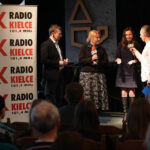 W DŚT odbył się finał akcji Choinka pod choinkę 2013. Wraz z dziennikarzami Radia Kielce na zdjęciu Jolanta Mindewicz i Agnieszka Migoń ze Stowarzyszenia Świętokrzyski Fundusz Lokalny. / Wojciech Habdas / Radio Kielce