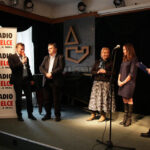 W DŚT odbył się finał akcji Choinka pod choinkę 2013. Do dziennikarzy dołączył Jarosław Kusto, prezes Radia Kielce, na scenie także Jolanta Mindewicz i Agnieszka Migoń ze Stowarzyszenia Świętokrzyski Fundusz Lokalny. / Wojciech Habdas / Radio Kielce