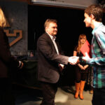 W DŚT odbył się finał akcji Choinka pod choinkę 2013. Młodzież odebrała stypendia z rąk Jarosława Kusto, prezesa Radia Kielce, i Joanny Gergont-Woś, redaktor naczelnej. / Wojciech Habdas / Radio Kielce