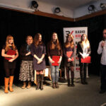 W DŚT odbył się finał akcji Choinka pod choinkę 2013. Stypendyści i Jolanta Mindewicz i Agnieszka Migoń ze Stowarzyszenia Świętokrzyski Fundusz Lokalny. / Wojciech Habdas / Radio Kielce