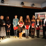 W DŚT odbył się finał akcji Choinka pod choinkę 2013. Stypendyści, Jarosław Kusto, prezes Radia Kielce, Joanna Gergont-Woś, redaktor naczelna rozgłośni, Jolanta Mindewicz i Agnieszka Migoń ze Stowarzyszenia Świętokrzyski Fundusz Lokalny. / Wojciech Habdas / Radio Kielce