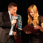 W DŚT odbył się finał akcji Choinka pod choinkę 2013. Paweł Solarz rozmawia z Zuzanną Nitek, jedną ze stypendystek. / Wojciech Habdas / Radio Kielce