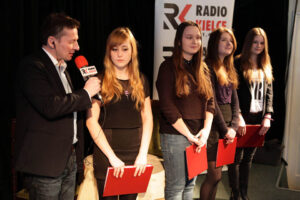 W DŚT odbył się finał akcji Choinka pod choinkę 2013. Paweł Solarz rozmawia z Zuzanną Nitek, jedną ze stypendystek. / Wojciech Habdas / Radio Kielce