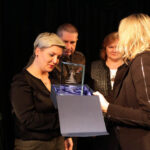 W DŚT odbył się finał akcji Choinka pod choinkę 2013. Fundatorzy drzewek, jak i licytujący otrzymali pamiątkowe statuetki. / Wojciech Habdas / Radio Kielce