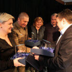 W DŚT odbył się finał akcji Choinka pod choinkę 2013. Fundatorzy drzewek, jak i licytujący otrzymali pamiątkowe statuetki. / Wojciech Habdas / Radio Kielce