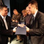 W DŚT odbył się finał akcji Choinka pod choinkę 2013. Fundatorzy drzewek, jak i licytujący otrzymali pamiątkowe statuetki. / Wojciech Habdas / Radio Kielce