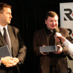 W DŚT odbył się finał akcji Choinka pod choinkę 2013. Fundatorzy drzewek, jak i licytujący otrzymali pamiątkowe statuetki. / Wojciech Habdas / Radio Kielce