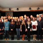 W DŚT odbył się finał akcji Choinka pod choinkę 2013. Stypendyści, opiekunowie, fundatorzy choinek i darczyńcy na wspólnej fotografii. / Wojciech Habdas / Radio Kielce