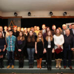 W DŚT odbył się finał akcji Choinka pod choinkę 2013. Stypendyści, opiekunowie, fundatorzy choinek i darczyńcy na wspólnej fotografii. / Wojciech Habdas / Radio Kielce