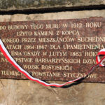 Wyjątkowe obchody 151. rocznicy wybuchu Powstania Styczniowego odbyły się dziś w Suchedniowie. Pamiątkowa tablica na murze kościoła. / Wojciech Habdas / Radio Kielce