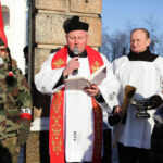 Wyjątkowe obchody 151. rocznicy wybuchu Powstania Styczniowego odbyły się dziś w Suchedniowie. Odsłonięcie pamiątkowej tablica na murze kościoła. / Wojciech Habdas / Radio Kielce