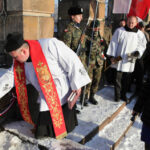 Wyjątkowe obchody 151. rocznicy wybuchu Powstania Styczniowego odbyły się dziś w Suchedniowie. Odsłonięcie pamiątkowej tablica na murze kościoła. / Wojciech Habdas / Radio Kielce