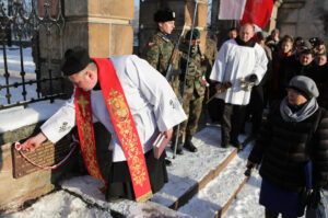 Wyjątkowe obchody 151. rocznicy wybuchu Powstania Styczniowego odbyły się dziś w Suchedniowie. Odsłonięcie pamiątkowej tablica na murze kościoła. / Wojciech Habdas / Radio Kielce