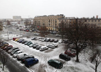Zima, parking przy Źródłowej. / Wojciech Habdas / Radio Kielce