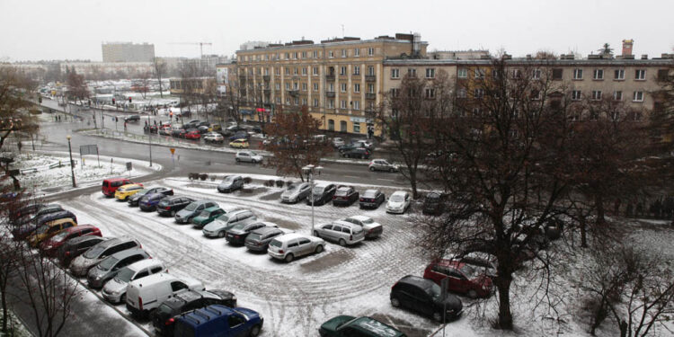 Zima, parking przy Źródłowej. / Wojciech Habdas / Radio Kielce