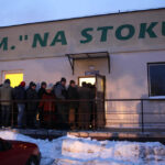 Walne zebranie członków Spółdzielni Mieszkaniowej Na Stoku. Zebranie opóźniło wydawanie kart do głosowania. Mieszkańcy czekali w kolejce na zewnątrz. / Wojciech Habdas / Radio Kielce