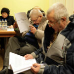 Walne zebranie członków Spółdzielni Mieszkaniowej Na Stoku. Zebranie na sali zapoznawali się ze statutem spółdzielni. / Wojciech Habdas / Radio Kielce