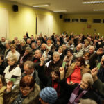 Walne zebranie członków Spółdzielni Mieszkaniowej Na Stoku. Rozpoczęły się głosowania, na początku wybór przewodniczącego dzisiejszego zebrania. / Wojciech Habdas / Radio Kielce