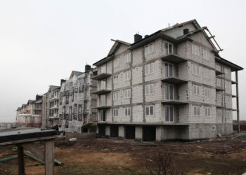 Dzięki sprzyjającej pogodzie, szybciej niż planowano udało się zakończyć budowę trzech bloków Kieleckiego Towarzystwo Budownictwa Społecznego na osiedlu Ślichowice. / Wojciech Habdas / Radio Kielce