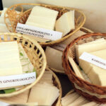 Spotkanie opłatkowe w Szpitalu Wojewódzkim w Kielcach. Po mszy św. Biskupi i księża odwiedzili chorych na wszystkich oddziałach placówki. / Wojciech Habdas / Radio Kielce