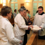 Spotkanie opłatkowe w Szpitalu Wojewódzkim w Kielcach. Po mszy św. obecni pacjenci, pracownicy szpitala, i duchowni złożyli sobie świąteczne życzenia, łamiąc się opłatkiem. / Wojciech Habdas / Radio Kielce