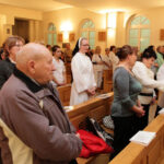 Spotkanie opłatkowe w Szpitalu Wojewódzkim w Kielcach. Po mszy św. obecni pacjenci, pracownicy szpitala, i duchowni złożyli sobie świąteczne życzenia, łamiąc się opłatkiem. / Wojciech Habdas / Radio Kielce