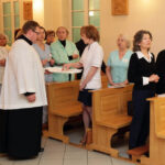 Spotkanie opłatkowe w Szpitalu Wojewódzkim w Kielcach. Po mszy św. obecni pacjenci, pracownicy szpitala, i duchowni złożyli sobie świąteczne życzenia, łamiąc się opłatkiem. / Wojciech Habdas / Radio Kielce