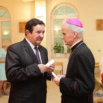 Spotkanie opłatkowe w Szpitalu Wojewódzkim w Kielcach. Po mszy św. obecni pacjenci, pracownicy szpitala, i duchowni złożyli sobie świąteczne życzenia, łamiąc się opłatkiem. / Wojciech Habdas / Radio Kielce