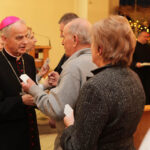 Spotkanie opłatkowe w Szpitalu Wojewódzkim w Kielcach. Po mszy św. obecni pacjenci, pracownicy szpitala, i duchowni złożyli sobie świąteczne życzenia, łamiąc się opłatkiem. / Wojciech Habdas / Radio Kielce