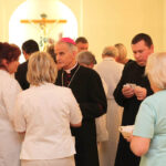 Spotkanie opłatkowe w Szpitalu Wojewódzkim w Kielcach. Po mszy św. obecni pacjenci, pracownicy szpitala, i duchowni złożyli sobie świąteczne życzenia, łamiąc się opłatkiem. / Wojciech Habdas / Radio Kielce