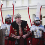 W Kielcach w święto Trzech Króli odbyła się inscenizacja trzech orszaków zmierzających do betlejemskiej szopki na placu Najświętszej Maryi Panny przed bazyliką katedralną. Stanisław Adamczak – rektor Politechniki Świętokrzyskiej. / Wojciech Habdas / Radio Kielce