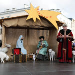 W Kielcach w święto Trzech Króli odbyła się inscenizacja trzech orszaków zmierzających do betlejemskiej szopki na placu Najświętszej Maryi Panny przed bazyliką katedralną. Stanisław Adamczak – rektor Politechniki Świętokrzyskiej. / Wojciech Habdas / Radio Kielce