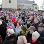 W Kielcach w święto Trzech Króli odbyła się inscenizacja trzech orszaków zmierzających do betlejemskiej szopki na placu Najświętszej Maryi Panny przed bazyliką katedralną. / Wojciech Habdas / Radio Kielce