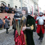 W Kielcach w święto Trzech Króli odbyła się inscenizacja trzech orszaków zmierzających do betlejemskiej szopki na placu Najświętszej Maryi Panny przed bazyliką katedralną. Ksiądz Krzysztof Banasik z kieleckiej Caritas / Wojciech Habdas / Radio Kielce