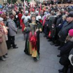 W Kielcach w święto Trzech Króli odbyła się inscenizacja trzech orszaków zmierzających do betlejemskiej szopki na placu Najświętszej Maryi Panny przed bazyliką katedralną. Ksiądz Krzysztof Banasik z kieleckiej Caritas / Wojciech Habdas / Radio Kielce