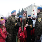 W Kielcach w święto Trzech Króli odbyła się inscenizacja trzech orszaków zmierzających do betlejemskiej szopki na placu Najświętszej Maryi Panny przed bazyliką katedralną. Ksiądz Krzysztof Banasik z kieleckiej Caritas / Wojciech Habdas / Radio Kielce