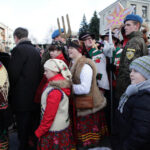 W Kielcach w święto Trzech Króli odbyła się inscenizacja trzech orszaków zmierzających do betlejemskiej szopki na placu Najświętszej Maryi Panny przed bazyliką katedralną. / Wojciech Habdas / Radio Kielce