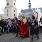 W Kielcach w święto Trzech Króli odbyła się inscenizacja trzech orszaków zmierzających do betlejemskiej szopki na placu Najświętszej Maryi Panny przed bazyliką katedralną. Bertus Servaas właściciel firmy Vive. / Wojciech Habdas / Radio Kielce