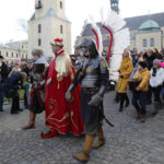 W Kielcach w święto Trzech Króli odbyła się inscenizacja trzech orszaków zmierzających do betlejemskiej szopki na placu Najświętszej Maryi Panny przed bazyliką katedralną. Bertus Servaas właściciel firmy Vive. / Wojciech Habdas / Radio Kielce
