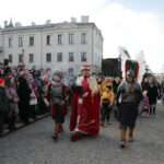 W Kielcach w święto Trzech Króli odbyła się inscenizacja trzech orszaków zmierzających do betlejemskiej szopki na placu Najświętszej Maryi Panny przed bazyliką katedralną. Bertus Servaas właściciel firmy Vive. / Wojciech Habdas / Radio Kielce