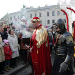 W Kielcach w święto Trzech Króli odbyła się inscenizacja trzech orszaków zmierzających do betlejemskiej szopki na placu Najświętszej Maryi Panny przed bazyliką katedralną. Bertus Servaas właściciel firmy Vive. / Wojciech Habdas / Radio Kielce