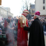 W Kielcach w święto Trzech Króli odbyła się inscenizacja trzech orszaków zmierzających do betlejemskiej szopki na placu Najświętszej Maryi Panny przed bazyliką katedralną. Bertus Servaas właściciel firmy Vive. / Wojciech Habdas / Radio Kielce