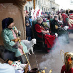 W Kielcach w święto Trzech Króli odbyła się inscenizacja trzech orszaków zmierzających do betlejemskiej szopki na placu Najświętszej Maryi Panny przed bazyliką katedralną. / Wojciech Habdas / Radio Kielce