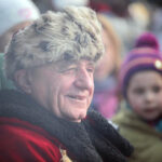 W Kielcach w święto Trzech Króli odbyła się inscenizacja trzech orszaków zmierzających do betlejemskiej szopki na placu Najświętszej Maryi Panny przed bazyliką katedralną. Stanisław Adamczak – rektor Politechniki Świętokrzyskiej. / Wojciech Habdas / Radio Kielce