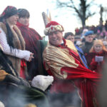 W Kielcach w święto Trzech Króli odbyła się inscenizacja trzech orszaków zmierzających do betlejemskiej szopki na placu Najświętszej Maryi Panny przed bazyliką katedralną. Bertus Servaas właściciel firmy Vive. / Wojciech Habdas / Radio Kielce