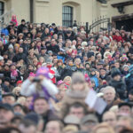 W Kielcach w święto Trzech Króli odbyła się inscenizacja trzech orszaków zmierzających do betlejemskiej szopki na placu Najświętszej Maryi Panny przed bazyliką katedralną. / Wojciech Habdas / Radio Kielce