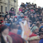 W Kielcach w święto Trzech Króli odbyła się inscenizacja trzech orszaków zmierzających do betlejemskiej szopki na placu Najświętszej Maryi Panny przed bazyliką katedralną. / Wojciech Habdas / Radio Kielce