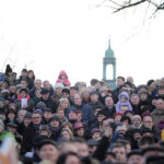 W Kielcach w święto Trzech Króli odbyła się inscenizacja trzech orszaków zmierzających do betlejemskiej szopki na placu Najświętszej Maryi Panny przed bazyliką katedralną. / Wojciech Habdas / Radio Kielce